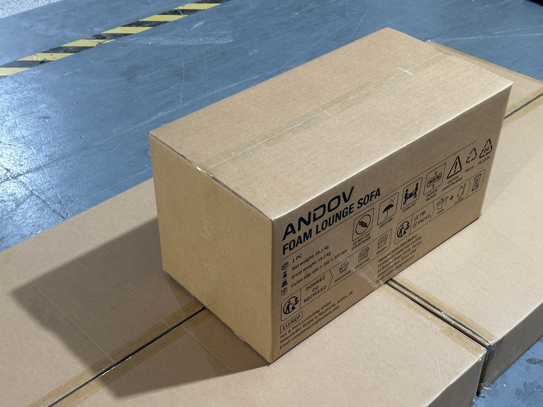 Caja exterior discreta — Sin fotos del producto; lleva marca y datos de identificación.